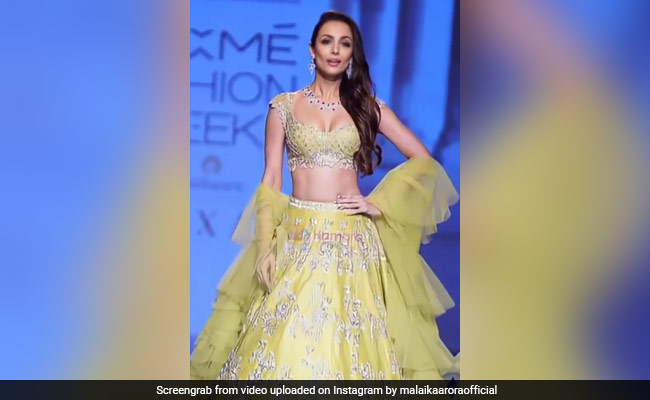 Malaika Arora ने जब-जब किया रैंप वॉक, स्टाइलिश अंदाज और लुक से बना लिया दीवाना- देखें Video