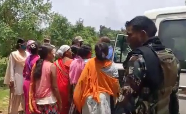 Chhattisgarh: फूड प्रोसेसिंग पार्क की जमीन को लेकर ग्रामीणों की पुलिस से झड़प, कुल्हाड़ी-लाठी लेकर टीम को दौड़ाया