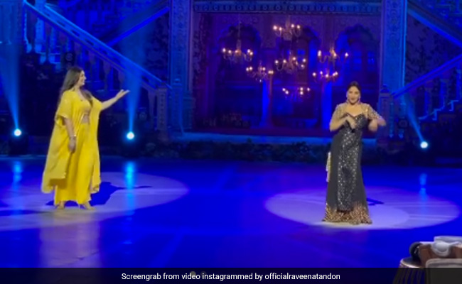 माधुरी दीक्षित ने 'टिप टिप बरसा पानी' और रवीना टंडन ने 'धक-धक करने लगा' पर किया जोरदार डांस- देखें Video