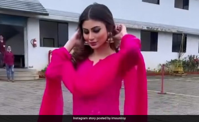 मौनी रॉय ने दिलकश अंदाज में 'कजरा मुहब्बत वाला' सॉन्ग पर दिए एक्सप्रेशंस, Video हुआ वायरल