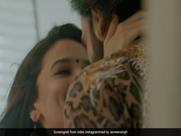 'रॉकी और रानी की प्रेम कहानी' की पहली झलक आई सामने, फिल्म में देखेगा रणवीर-आलिया का रोमांस  'रॉकी और रानी की प्रेम कहानी' की पहली झलक आई सामने, फिल्म में देखेगा रणवीर-आलिया का रोमांस