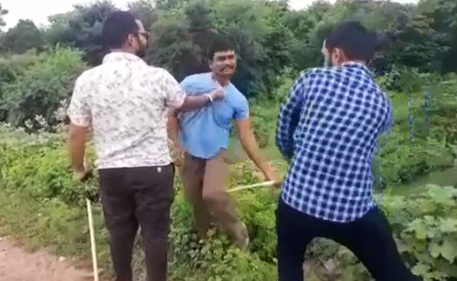 MP: दबंगों ने कारोबारी को बेरहमी से पीटा, जूता माथे पर लगाने और थूक चाटने को किया विवश, वीडियो वायरल