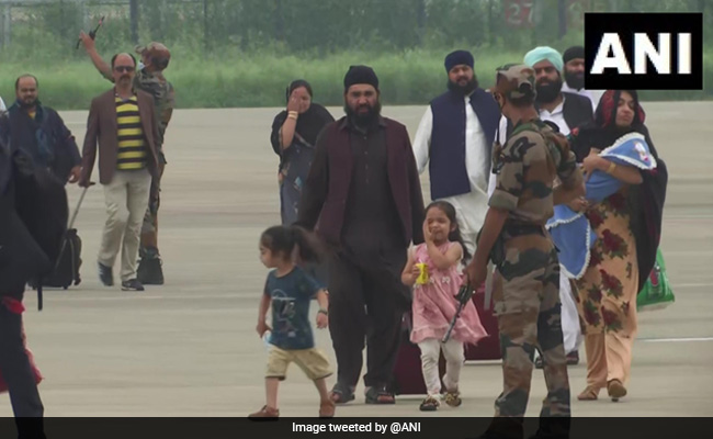 '7 दिनों से गुरुद्वारे में थे बंद', भारत लौटे सिख सरदार ने बताई आपबीती, रोने लगे सांसद, देखें- VIDEO