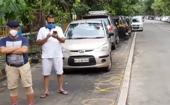 Mumbai: कपल्स की हरकतों से परेशान हुए सोसायटी वाले, सड़क पर लिखा 'No Kissing Zone'