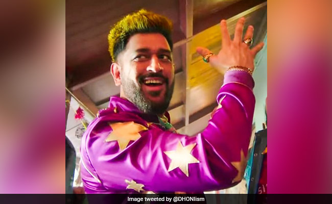 IPL 2021: धोनी का 'टपोरी' अंदाज देखकर फैन्स रह गए दंग, बोले- 'रणवीर सिंह से दूर रहें प्लीज...'