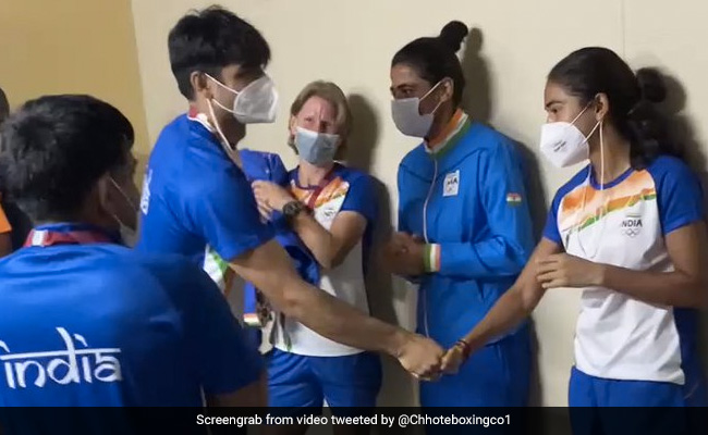 Tokyo Olympics: गोल्ड मेडल जीतने के बाद नीरज चोपड़ा का खेल गांव में साथी खिलाड़ियों ने किया जोरदार स्वागत- Video