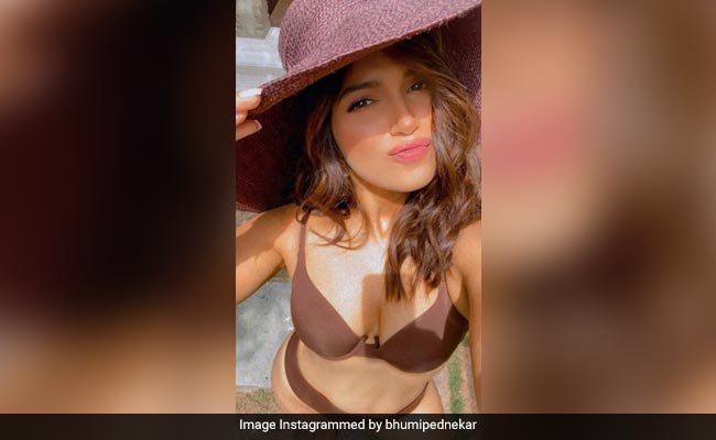 भूमि पेडनेकर का टू पीस में स्टनिंग पोज वायरल, फैंस बोले- ये है Biggini Shoot... भूमि पेडनेकर का टू पीस में स्टनिंग पोज वायरल, फैंस बोले- ये है Biggini Shoot...