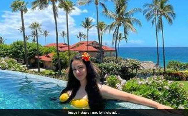 संजय दत्त की बेटी त्रिशला पूल में यूं चिल करती आईं नजर, फोटो हुई वायरल संजय दत्त की बेटी त्रिशला पूल में यूं चिल करती आईं नजर, फोटो हुई वायरल