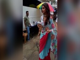 तीन हफ्ते बाद सुपर डांसर के सेट पर पहुंची शिल्पा शेट्टी, चेहरे पर नजर आई उदासी...देखें Video तीन हफ्ते बाद सुपर डांसर के सेट पर पहुंची शिल्पा शेट्टी, चेहरे पर नजर आई उदासी...देखें Video