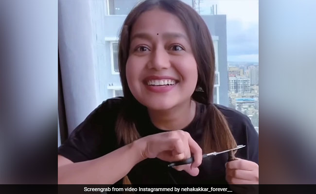 Neha Kakkar ने पलक झपकते ही खुद के काट दिए बाल, हाथ में चोटी पकड़ जोर से चिल्लाईं- देखें Video Neha Kakkar ने पलक झपकते ही खुद के काट दिए बाल, हाथ में चोटी पकड़ जोर से चिल्लाईं- देखें Video