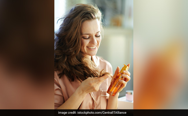 Homemade Hair Serum : घर पर ऐसे बनाएं हेयर सीरम, तुरंत मिलेगा झड़ते बालों से छुटकारा