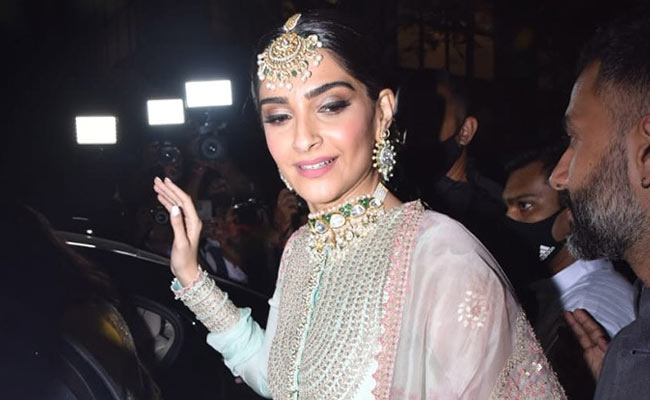 At Rhea Kapoor's Wedding, Sister Of The Bride Sonam Was In Her Festive Best