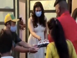 Kajol ने बर्थडे केक काटते हुए की ऐसी हरकत, लोगों ने कहा- घमंडी औरत इसके लायक नहीं...देखें Video Kajol ने बर्थडे केक काटते हुए की ऐसी हरकत, लोगों ने कहा- घमंडी औरत इसके लायक नहीं...देखें Video