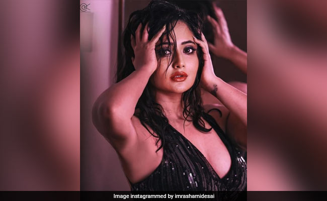 रश्मि देसाई ने पानी मे भीगते हुए खिचवाई फोटो, ग्लैमरस अदाओं ने उड़ाए फैन्स के होश...देखें Photos