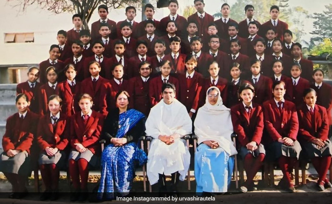 उर्वशी रौतेला ने स्कूल की ग्रुप फोटो शेयर कर फैन्स को दिया चैलेंज, बोलीं- ढूंढ सको तो ढूंढ लो...