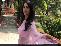 मल्लिका शेरावत ने पिंक साड़ी पहन की स्टाइलिश वॉक, वायरल हुआ एक्ट्रेस का देसी लुक...देखें Video मल्लिका शेरावत ने पिंक साड़ी पहन की स्टाइलिश वॉक, वायरल हुआ एक्ट्रेस का देसी लुक...देखें Video