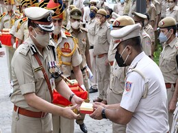 दिल्ली पुलिस मुख्यालय में आयुक्त राकेश अस्थाना ने फहराया तिरंगा, बोले- कोविड-19 महामारी में की लोगों की सेवा दिल्ली पुलिस मुख्यालय में आयुक्त राकेश अस्थाना ने फहराया तिरंगा, बोले- कोविड-19 महामारी में की लोगों की सेवा