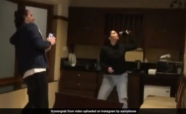 उड़ते तिलचट्टे को मार रही थीं सनी लियोन, तभी हो गया पति डेनियल पर हमला- देखें Video