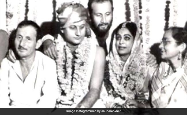 अनुपम खेर ने शादी की 36वीं सालगिरह पर शेयर की शादी की ब्लैक एंड व्हाइट तस्वीरें और बताई अपनी लाइफ जर्नी  