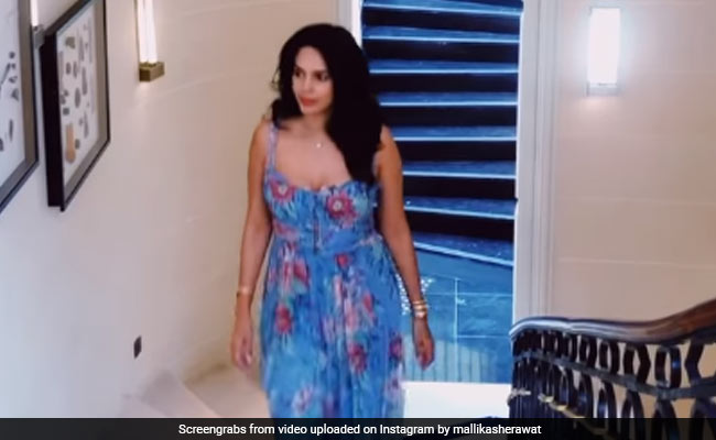 मल्लिका शेरावत ने ब्लू ड्रेस में स्टाइलिश वॉक से ढाया कहर, पेरिस का Video वायरल