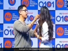 स्टेज पर मास्क निकालने में हुई कियारा आडवाणी को दिक्कत, तो आमिर खान ने यूं की मदद- देखें Video स्टेज पर मास्क निकालने में हुई कियारा आडवाणी को दिक्कत, तो आमिर खान ने यूं की मदद- देखें Video