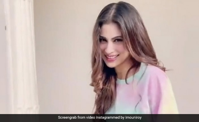 मौनी रॉय ने दीपिका पादुकोण के सॉन्ग 'नैनो वाले ने' पर दिए क्यूट एक्सप्रेशंस, Video हुआ वायरल