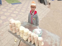 अपनी बहन को कैंसर से बचाने के लिए 10 साल का भाई चिड़ियों का दाना बेच रहा है, लोग कह रहे- राखी का फर्ज निभा रहा है अपनी बहन को कैंसर से बचाने के लिए 10 साल का भाई चिड़ियों का दाना बेच रहा है, लोग कह रहे- राखी का फर्ज निभा रहा है