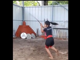 आनंद महिंद्रा ने Kalaripayattu करती एक लड़की का वीडियो शेयर किया, लोगों ने कहा- ये हमारी संस्कृति है आनंद महिंद्रा ने Kalaripayattu करती एक लड़की का वीडियो शेयर किया, लोगों ने कहा- ये हमारी संस्कृति है