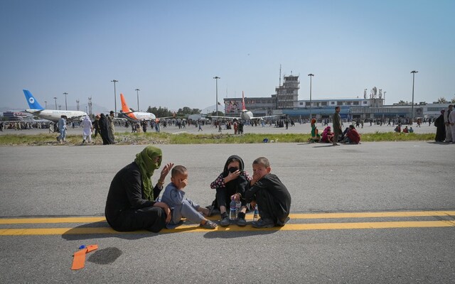 10 Heartbreaking Pics Of Kids Trying To Flee The Taliban