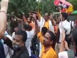 जंतर-मंतर पर मुस्लिम विरोधी नारेबाजी: BJP प्रवक्ता समेत 5 से पूछताछ, थोड़ी देर में हो सकती है गिरफ्तारी जंतर-मंतर पर मुस्लिम विरोधी नारेबाजी: BJP प्रवक्ता समेत 5 से पूछताछ, थोड़ी देर में हो सकती है गिरफ्तारी