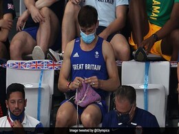 ओलंपिक्स में मैच देखते हुए एथलीट बुनने लगा स्वेटर, सोशल मीडिया पर वायरल हुई Photo ओलंपिक्स में मैच देखते हुए एथलीट बुनने लगा स्वेटर, सोशल मीडिया पर वायरल हुई Photo