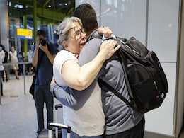 "Struggling To Put Into Words": Fully Vaccinated EU, US Passengers Arrive In UK "Struggling To Put Into Words": Fully Vaccinated EU, US Passengers Arrive In UK