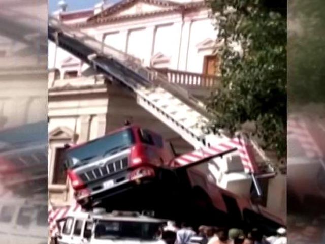 3 Killed As Trolley Of Crane Breaks While Installing National Flag In Gwalior