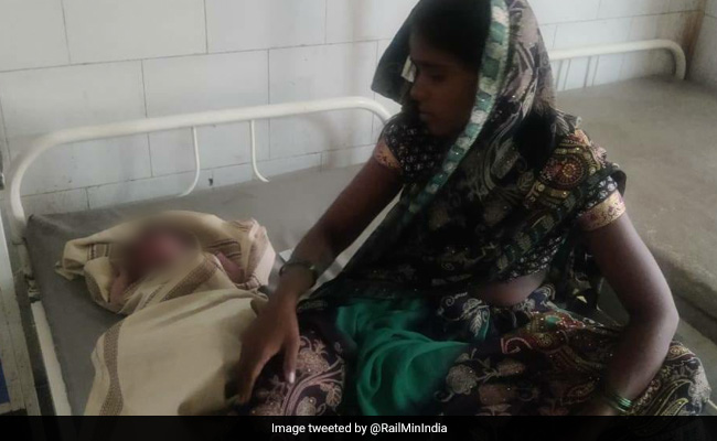 महिला ने गोरखपुर-पनवेल एक्सप्रेस में यात्रा के दौरान दिया बच्ची को जन्म, इलाज के लिए भेजा गया अस्पताल