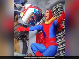 स्पाइडर वूमन बन सड़क पर लेटीं राखी सावंत, यूजर बोले- ये सब क्यों कर रही हो...देखें वीडियो स्पाइडर वूमन बन सड़क पर लेटीं राखी सावंत, यूजर बोले- ये सब क्यों कर रही हो...देखें वीडियो