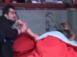 Bigg Boss OTT: सुबह उठकर राकेश बापट ने शमिता को किया मॉर्निंग किस, लोग बोले- कुछ तो गड़बड़ है...देखें Video Bigg Boss OTT: सुबह उठकर राकेश बापट ने शमिता को किया मॉर्निंग किस, लोग बोले- कुछ तो गड़बड़ है...देखें Video