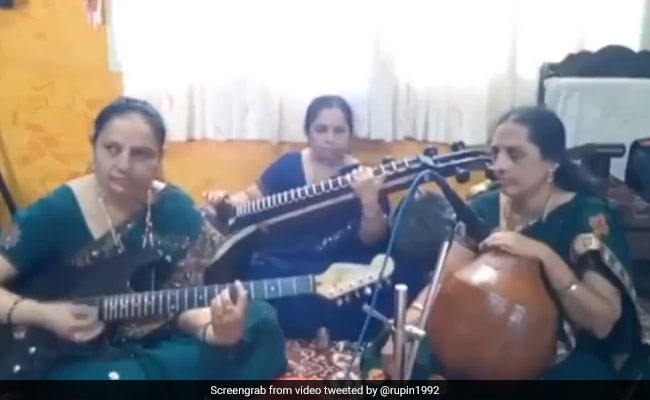 महिलाओं ने सितार और मटके की धुन पर बजाया पॉप्युलर गीत ‘है अपना दिल तो आवारा…’, सुनकर मंत्रमुग्ध हुए लोग - देखें Video