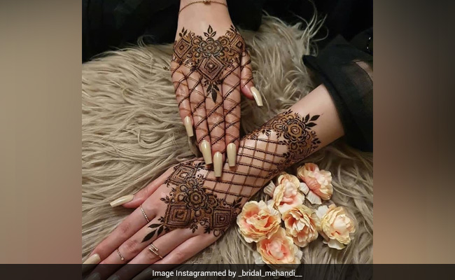 Raksha Bandhan Mehndi Design: कोविड में राखी पर बाहर नहीं जा सकते तो घर पर ही हाथों को सजाएं मेहंदी टैटू से