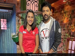 'द कपिल शर्मा शो' पर पहुंचीं महिला हॉकी टीम की कप्तान रानी रामपाल, फैन्स बोले- गर्व है...देखें Photos 'द कपिल शर्मा शो' पर पहुंचीं महिला हॉकी टीम की कप्तान रानी रामपाल, फैन्स बोले- गर्व है...देखें Photos