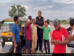 द ग्रेट खली ने लोगों को बैठाकर चलाया ऑटो, तो लोगों ने लिए खूब मज़े, बोले- ऑटो में बैठ गया ट्रक - देखें Video द ग्रेट खली ने लोगों को बैठाकर चलाया ऑटो, तो लोगों ने लिए खूब मज़े, बोले- ऑटो में बैठ गया ट्रक - देखें Video