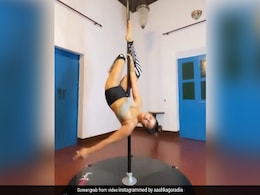 Aashka Goradia ने उल्टा लटककर जबरदस्त अंदाज में किया Pole Dance, खूब देखा जा रहा है Video Aashka Goradia ने उल्टा लटककर जबरदस्त अंदाज में किया Pole Dance, खूब देखा जा रहा है Video