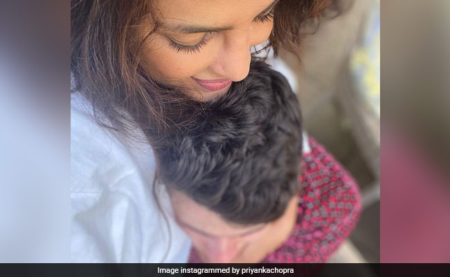 Priyanka Chopra  ने निक जोनस के साथ शेयर की रोमांटिक फोटो, कहा- ये घर आ गए...