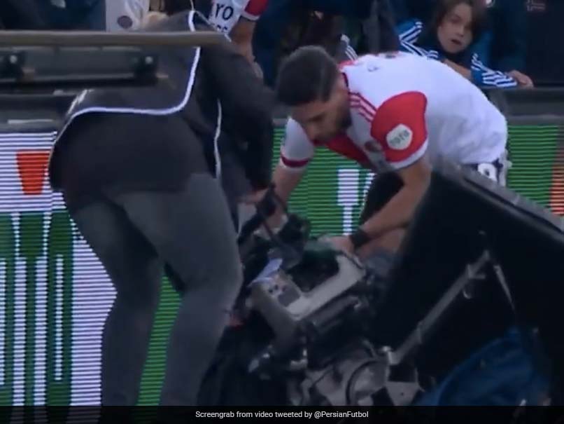 Watch: Footballer Alireza Jahanbakhsh's Gesture For Camerawoman During Game Wins Hearts