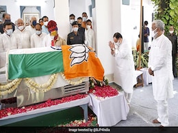 कल्याण सिंह की प्रार्थना सभा में राष्ट्रीय ध्वज के ऊपर भाजपा का झंडा, विपक्ष ने साधा निशाना कल्याण सिंह की प्रार्थना सभा में राष्ट्रीय ध्वज के ऊपर भाजपा का झंडा, विपक्ष ने साधा निशाना