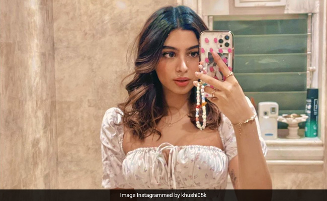 On Khushi Kapoor's "Mandatory Bathroom Selfie" Post, A Rain Of Comments From Janhvi, Rhea And Others