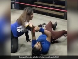 Arshi Khan ने रेस्लिंग के रिंग में मचाया कोहराम, यूं की पहलवान की धुनाई- देखें Video Arshi Khan ने रेस्लिंग के रिंग में मचाया कोहराम, यूं की पहलवान की धुनाई- देखें Video