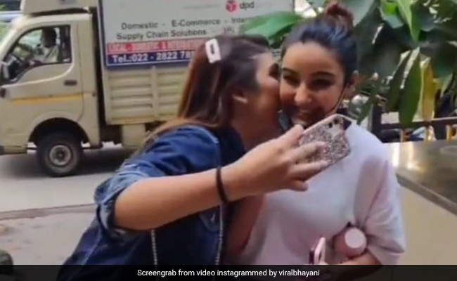 सेल्फी लेने आई फैन ने Jasmin Bhasin को अचानक किया Kiss, एक्ट्रेस ने यूं दिया रिएक्शन...देखें वायरल Video