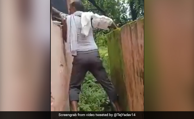 कोरोना का टीका लगवाना हुआ आसान, चचा की तरह दीवार पर चढ़ें और खिड़की से वैक्सीन लगवाकर निकल लें ! - देखें Funny Video