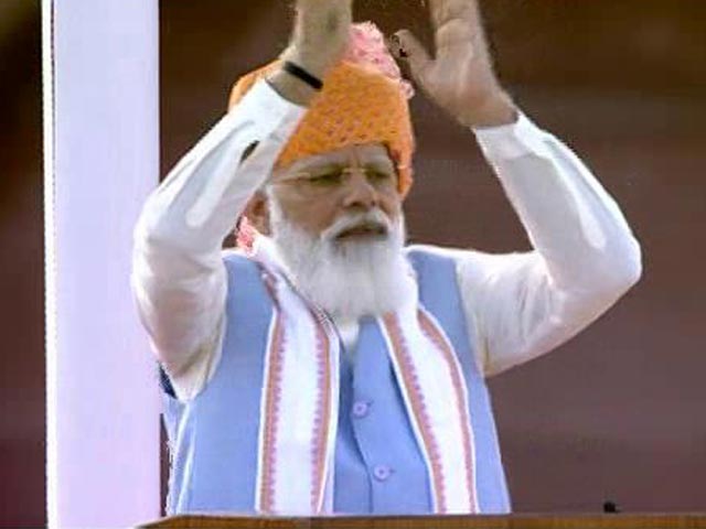 PM Gives An Ovation To Olympians Present At Red Fort