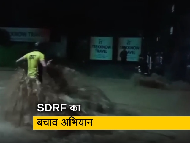 देहरादून में बाढ़ में फंसे लोगों को बचा रही है SDRF की टीम